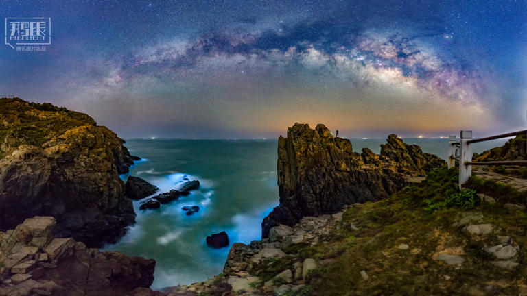 4月29日,福建省平潭上空的繁星闪耀,初升银河下,海面上闪烁着淡淡的